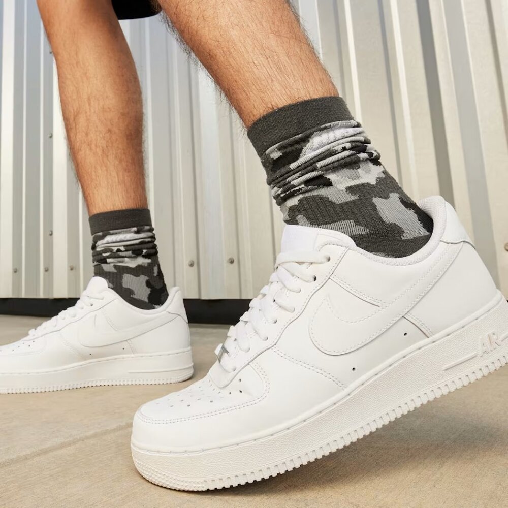 Air Force 1  CW2288-111 Triple White NIKE Men's sz 9